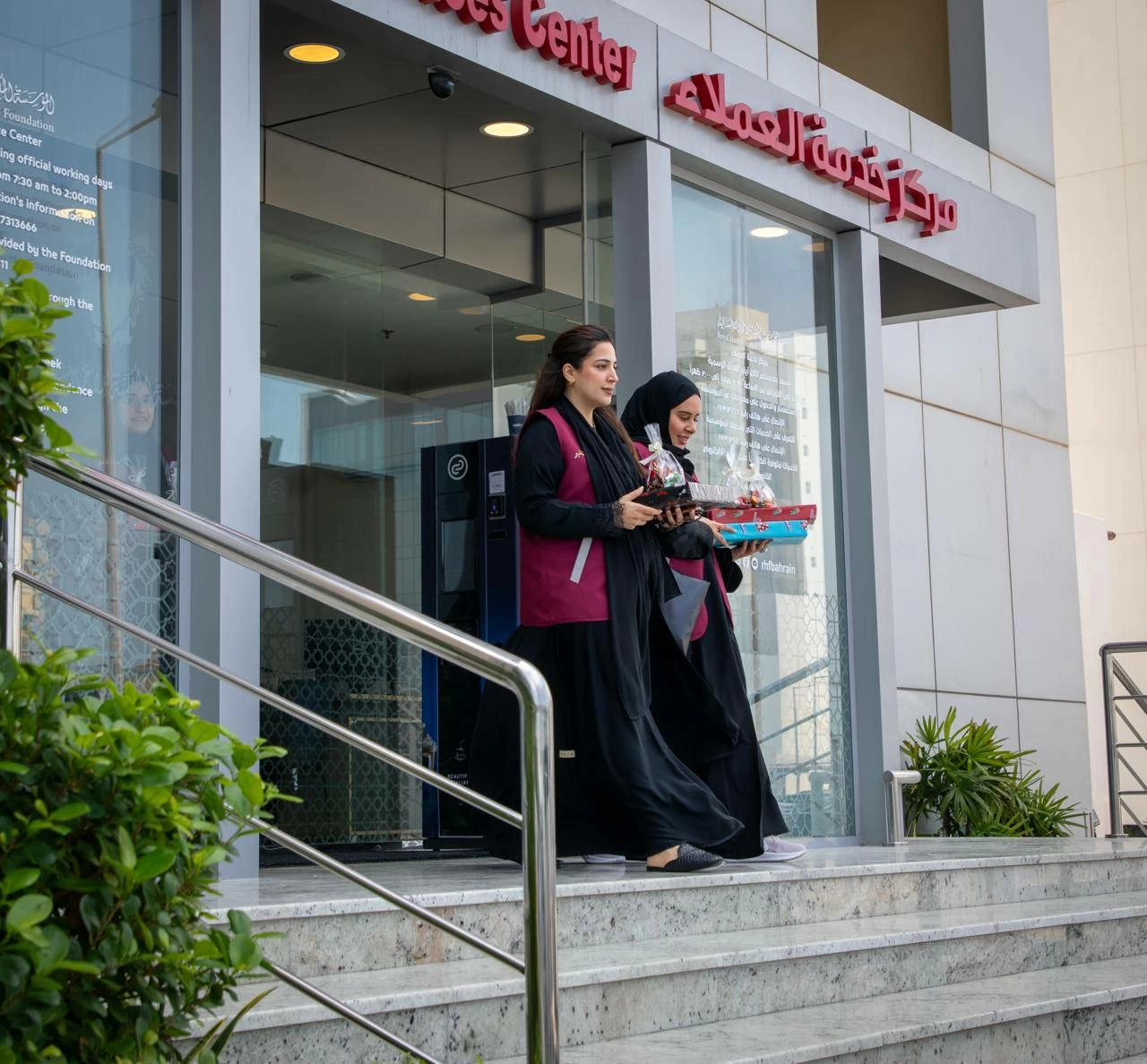 فريق (شيم الخير) يوزع هدايا العيد على أبناء المؤسسة الملكية