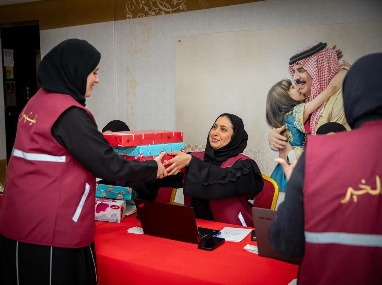 فريق (شيم الخير) يوزع هدايا العيد على أبناء المؤسسة الملكية