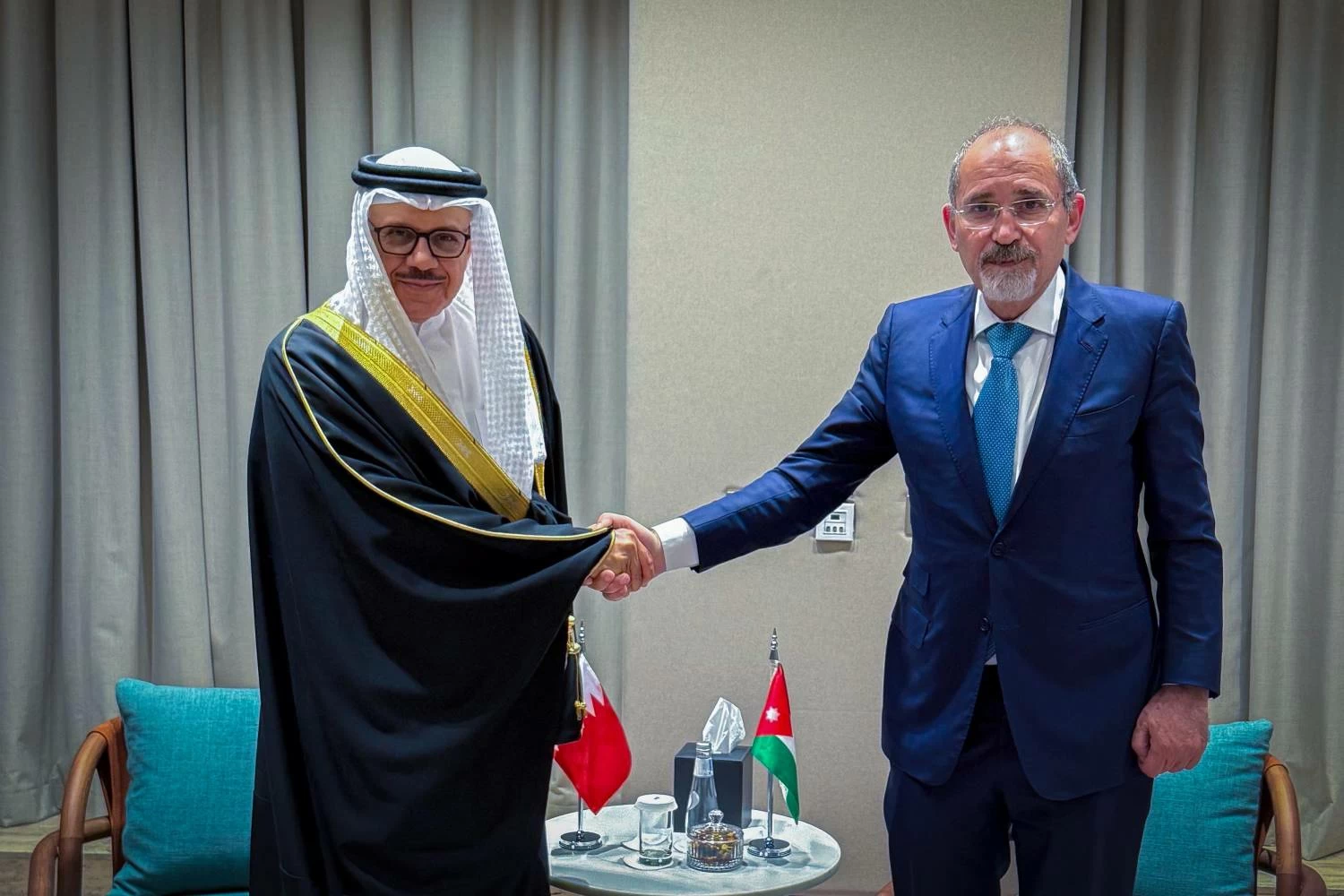 البحرين – وزير الخارجية يجتمع مع نائب رئيس مجلس الوزراء وزير الخارجية وشؤون المغتربين الأردني