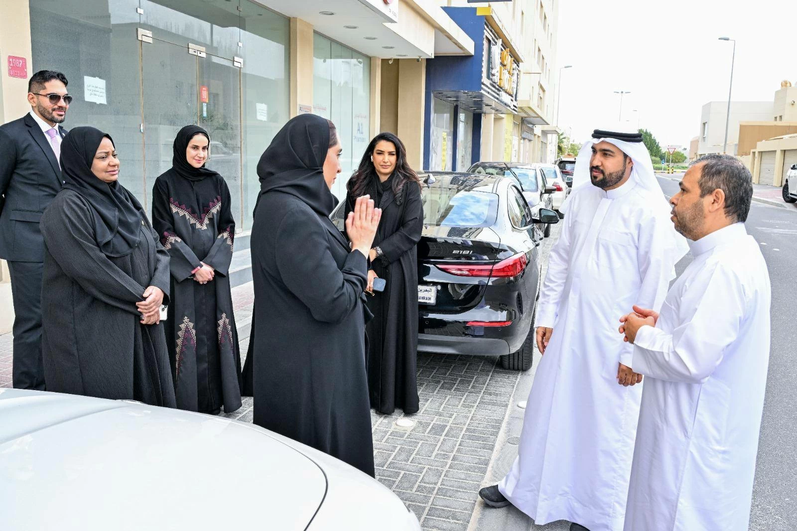 البحرين – وزير الإسكان يقوم بزيارة ميدانية لمتابعة معالجة الأضرار التي لحقت بالمنازل في مدينة الحد