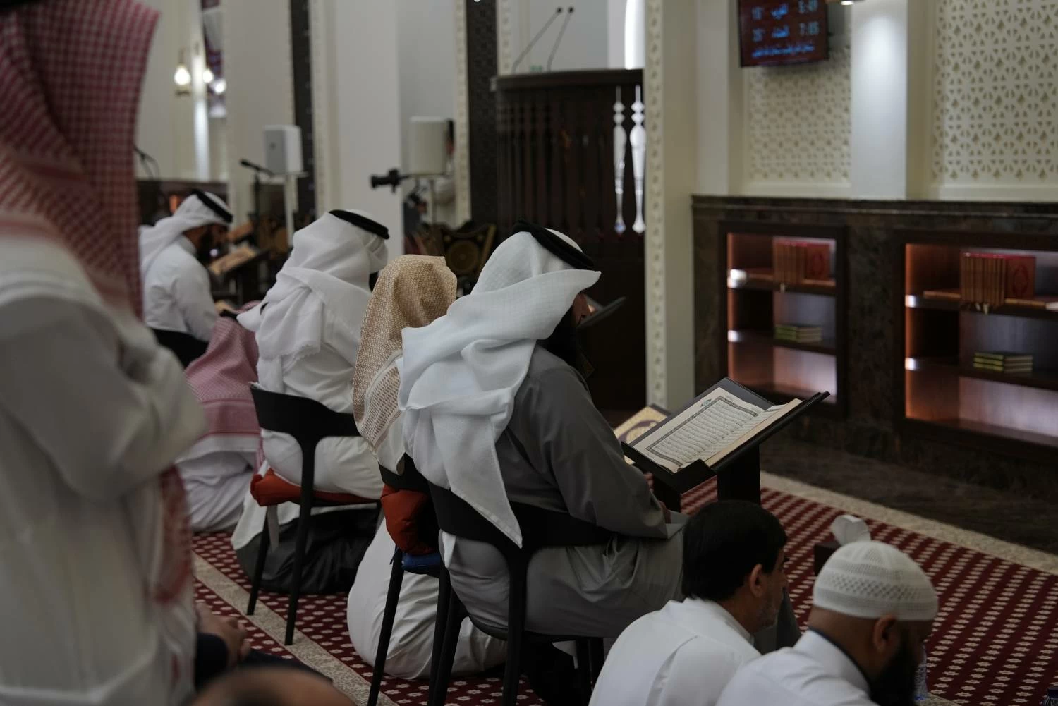 البحرين – جموع من المصلين تؤدي صلاة العيد في مختلف مساجد مملكة البحرين