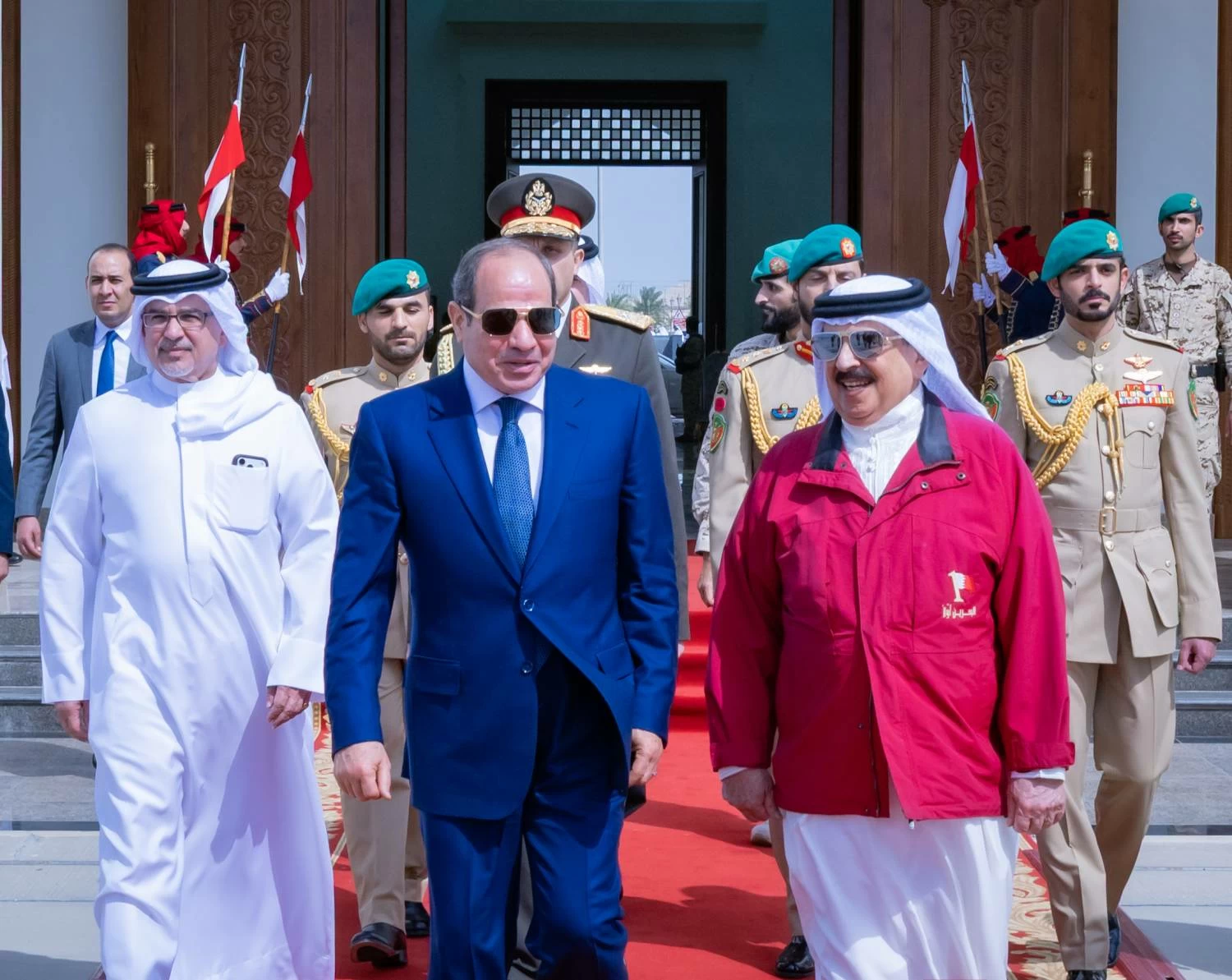 البحرين – الملك في مقدمة المودعين للرئيس المصري لدى مغادرته البلاد