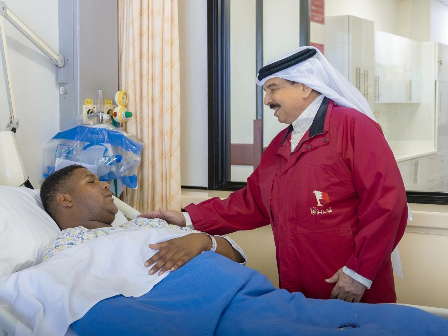 البحرين – الملك القائد الأعلى للقوات المسلحة يزور الجرحى والجرحى جراء الاعتداءات الإيرانية المعادية الآثمة