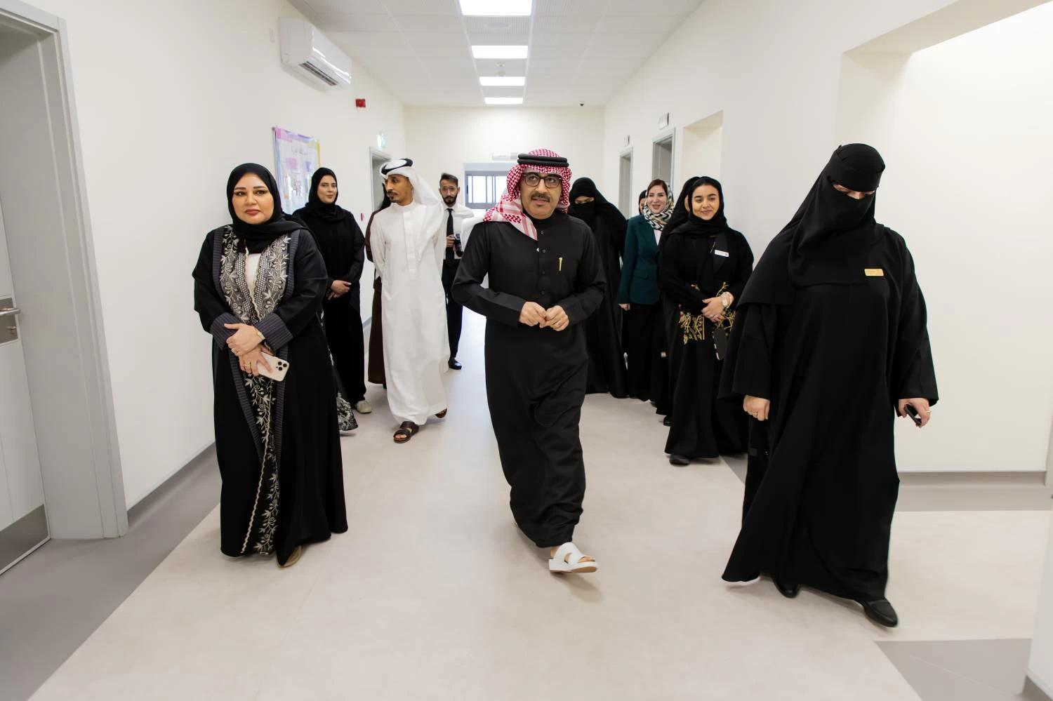 البحرين – وزير التربية يزور مدرسة البسيتين الابتدائية للبنين ومدرسة أسماء ذات النطاقين الابتدائية للبنات