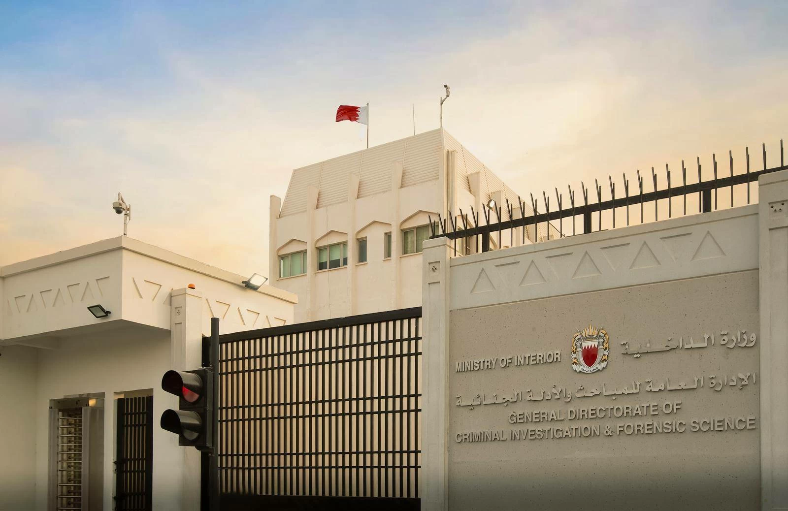 البحرين – (التحقيق والتحقيق الجنائي): القبض على شخص لقيامه بإشعال حريق في أحد المنازل عمداً