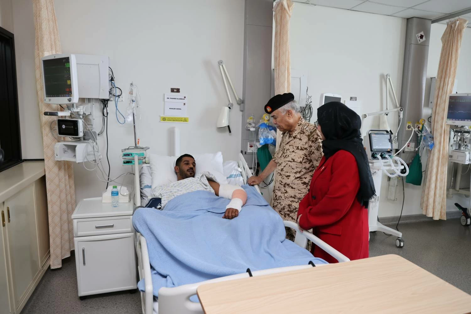 البحرين – وزير شؤون الدفاع يتفقد المصابين نتيجة الهجمات الإيرانية الآثمة العدائية