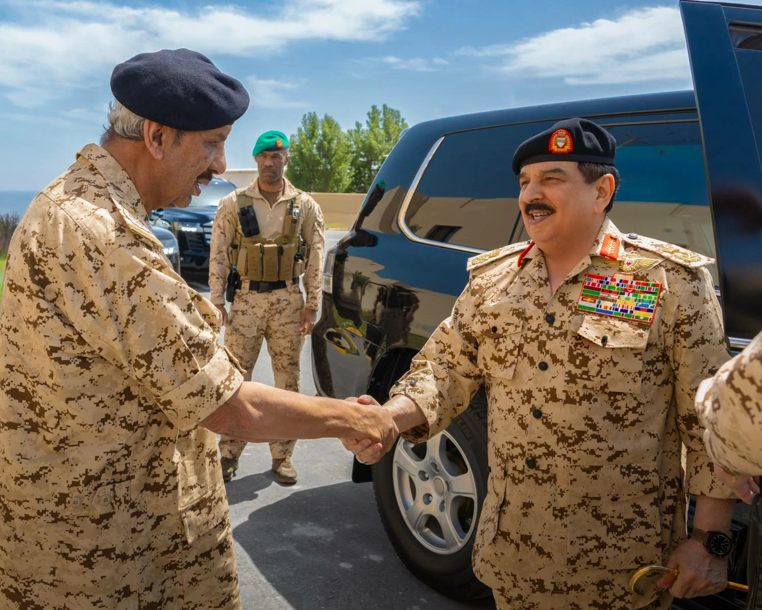 البحرين – الملك القائد الأعلى للقوات المسلحة يجتمع مع عدد من ضباط قوة الدفاع