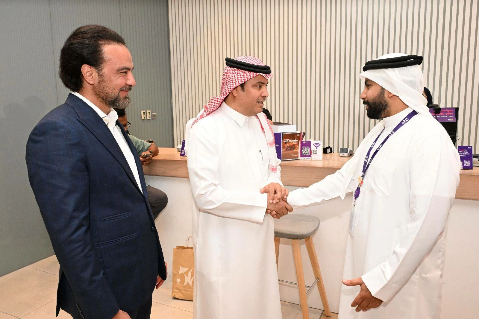 البحرين – المهندس خالد العصيمي يزور عدداً من فروع STC البحرين بمناسبة عودته من إجازة عيد الفطر