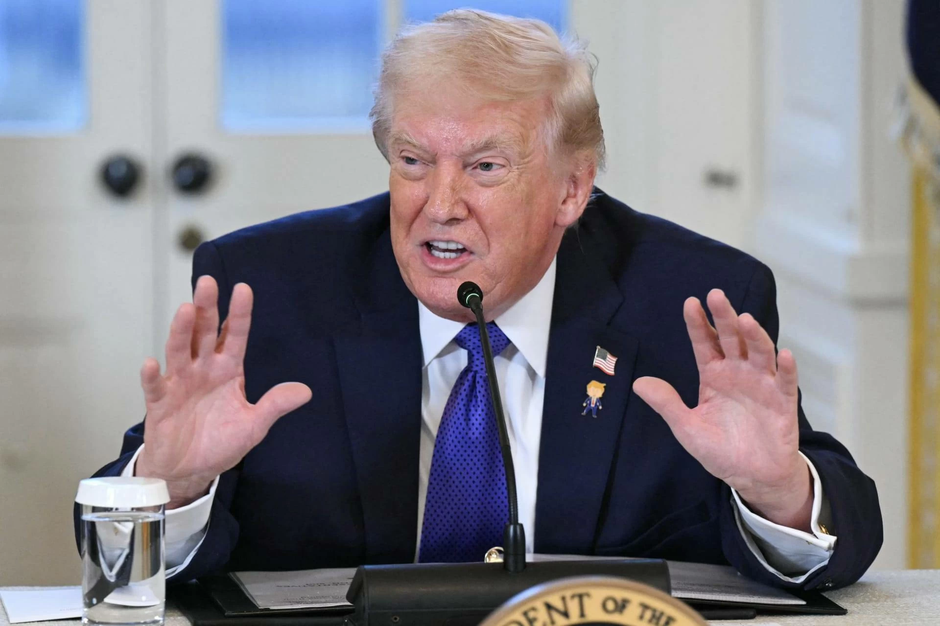 "الفايننشال تايمز": ترامب يلوح بإمكانية الاستيلاء على النفط الإيراني