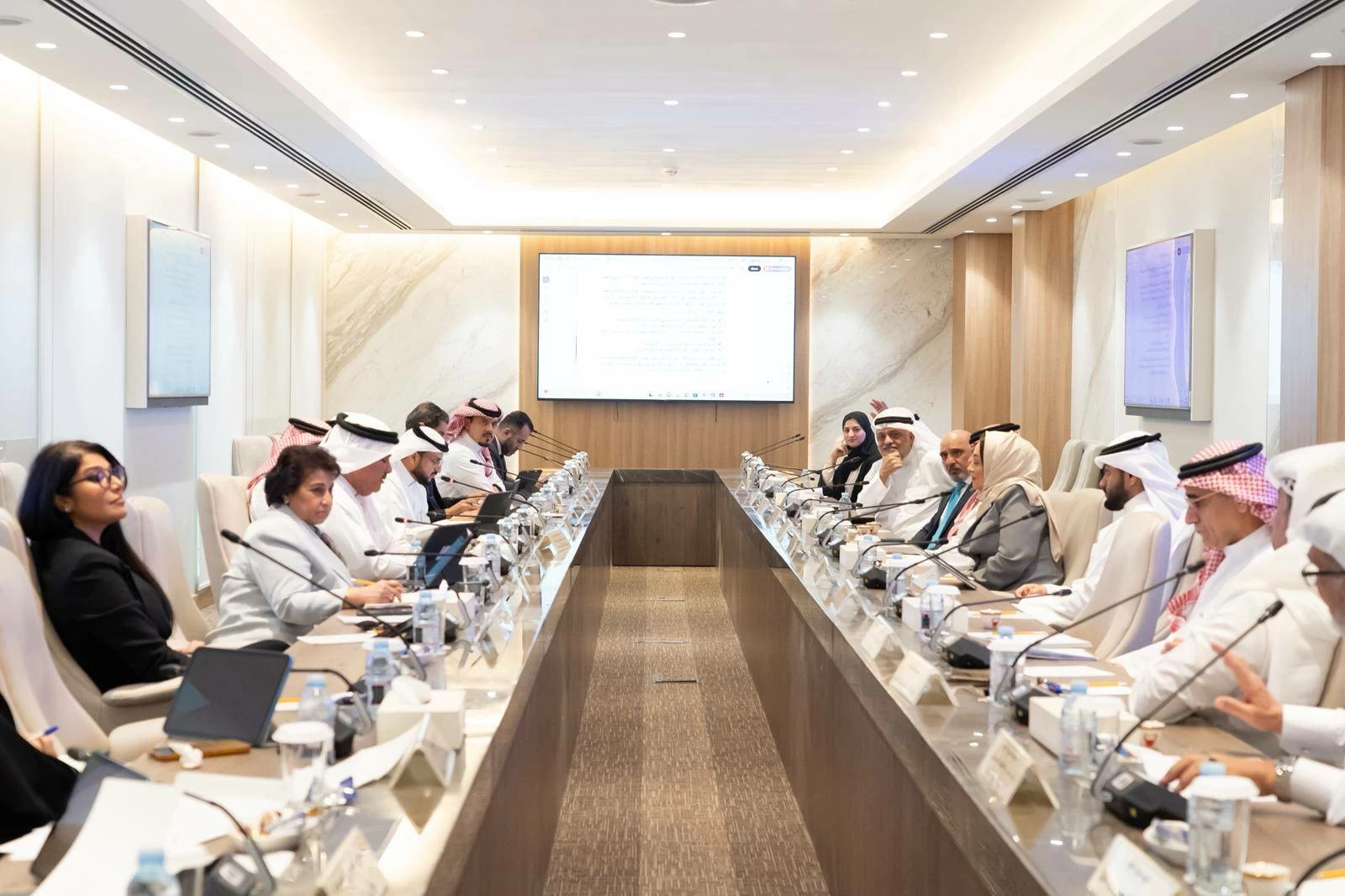 البحرين – اللجنة المؤقتة لتعزيز كفاءة الأداء المؤسسي للاتحادات والأندية الرياضية تواصل اجتماعاتها مع ممثلي الاتحادات