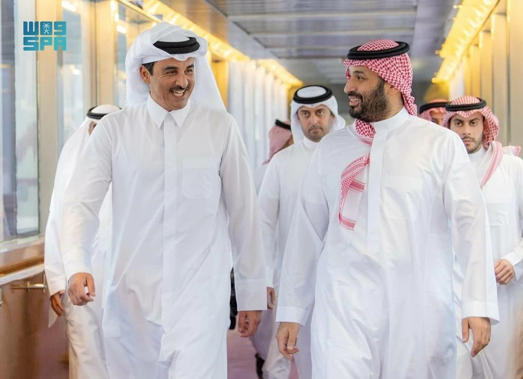 البحرين – أمير دولة قطر يصل إلى جدة، وكان ولي العهد السعودي في مقدمة استقباله