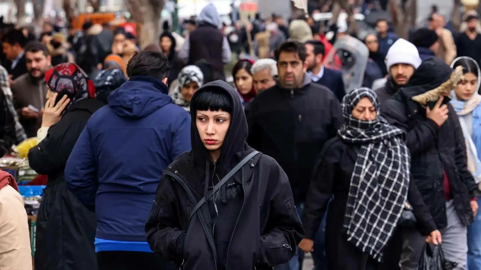 «إسرائيل هيوم»: إيران تواجد نقصاً حاداً في السيولة