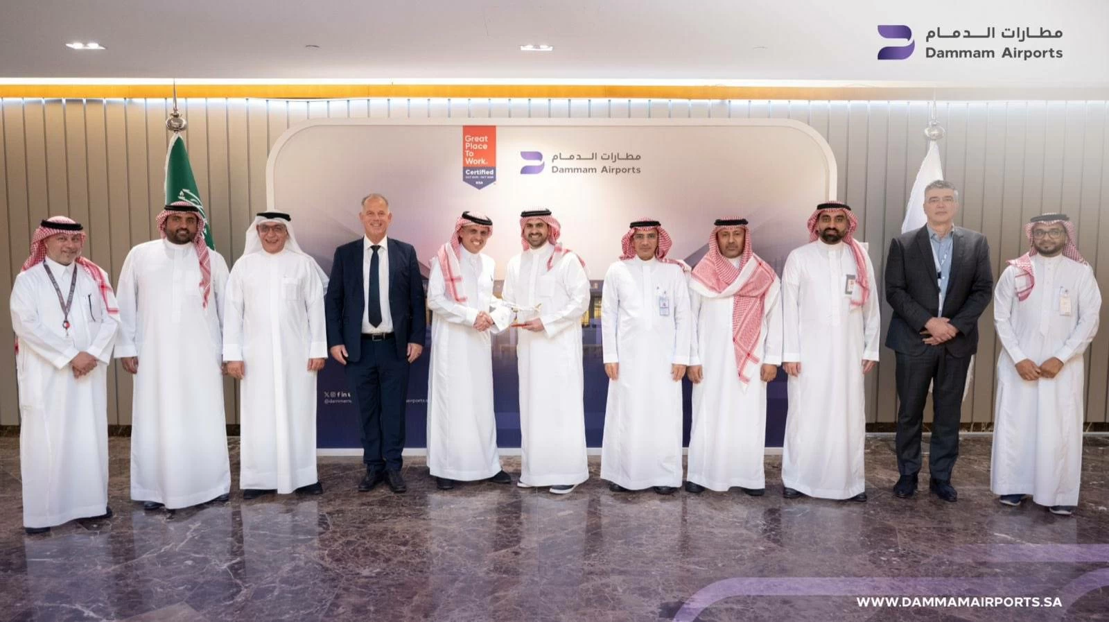 البحرين – «مطارات الدمام» تبحث مع «طيران الخليج» و«مطار البحرين» تعزيز التعاون