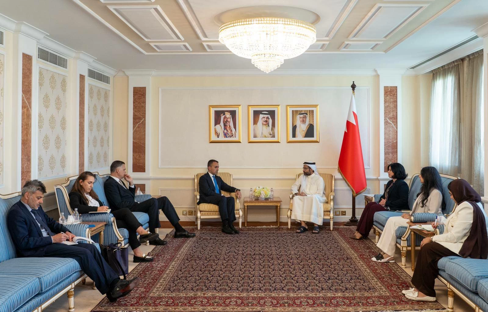 البحرين – مدير عام العلاقات الثنائية بوزارة الخارجية يجتمع مع الممثل الخاص للاتحاد الأوروبي لمنطقة الخليج العربي