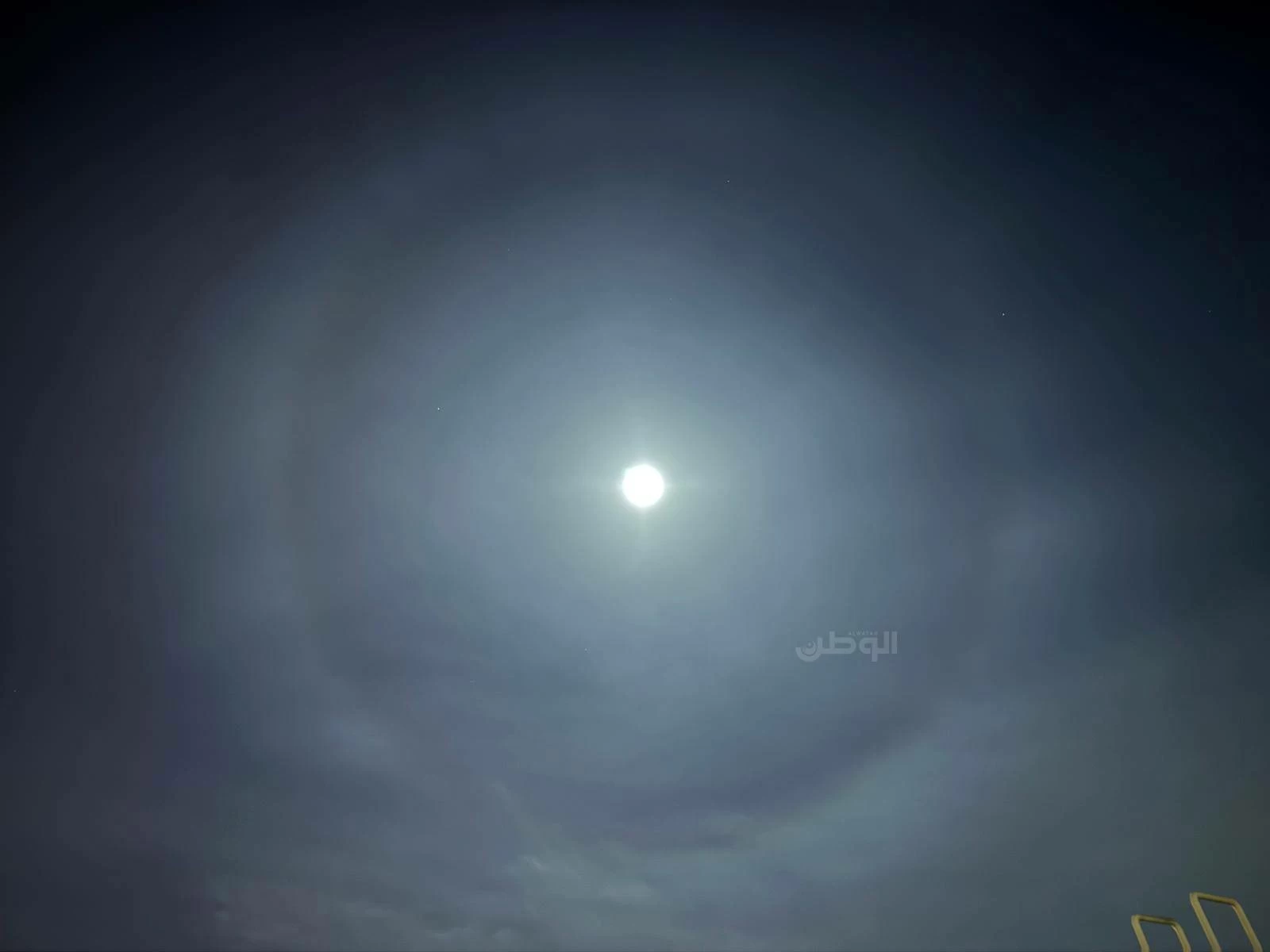 البحرين – حلقة من النور تحيط بالقمر في سماء البحرين.. ماذا تعني؟