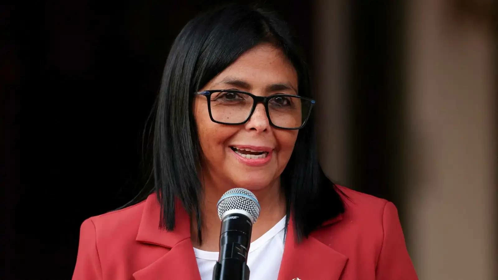 واشنطن ترفع العقوبات عن الرئيسة المؤقتة لفنزويلا ديلسي رودريغيز 