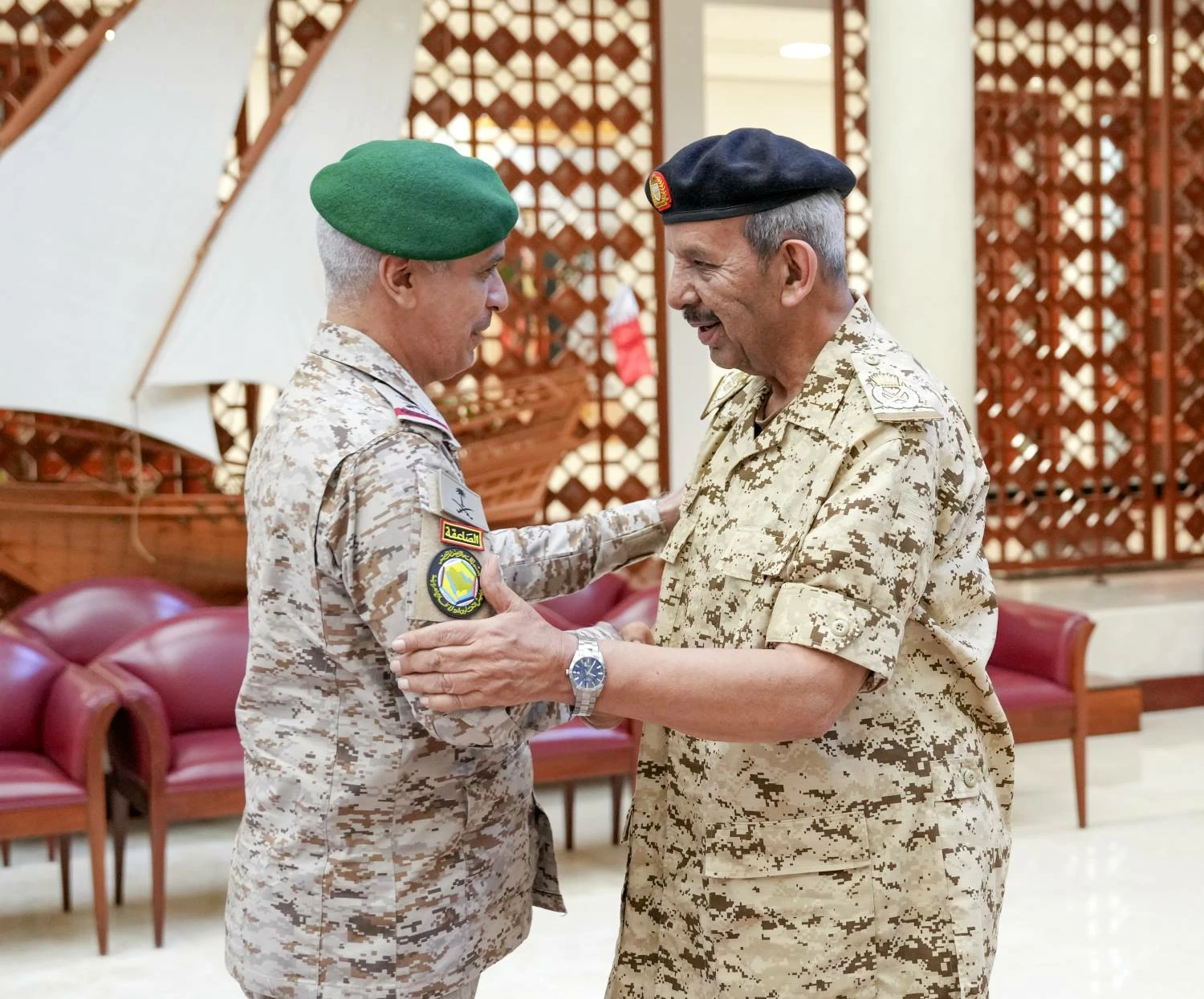 القائد العام يجتمع مع قائد القيادة العسكرية الموحدة بدول «التعاون» وقائد قوات درع الجزيرة 