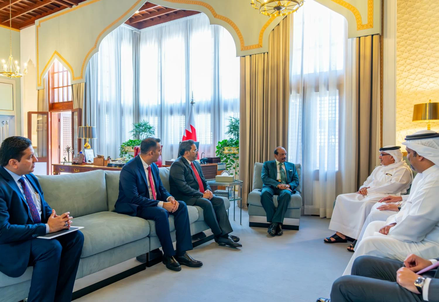 ولي العهد رئيس الوزراء يلتقي مع رئيس مجلس إدارة مجموعة لولو 