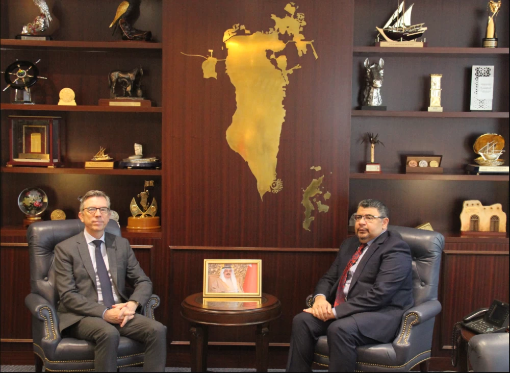 وزير شؤون الكهرباء والماء يستقبل سفير فرنسا لدى البحرين 