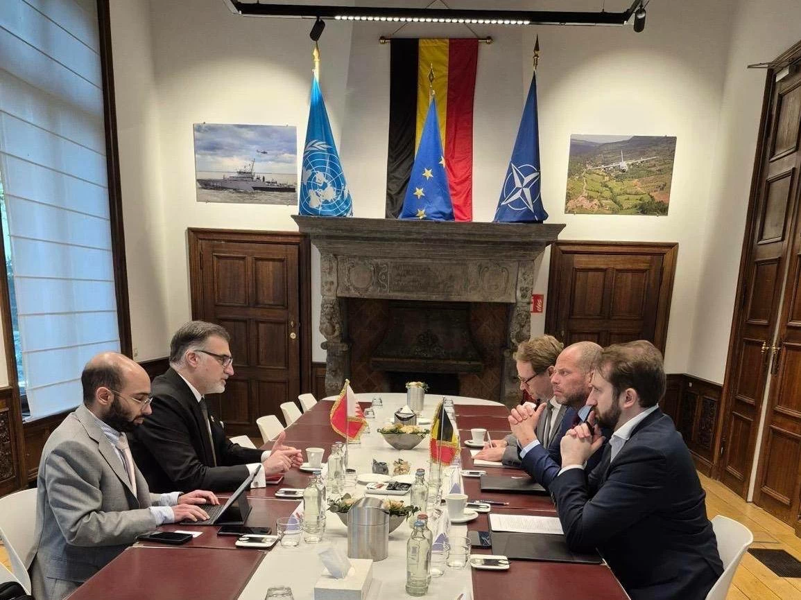 البحرين – وزير الدفاع والتجارة الخارجية لمملكة بلجيكا يستقبل سفير مملكة البحرين في بروكسل