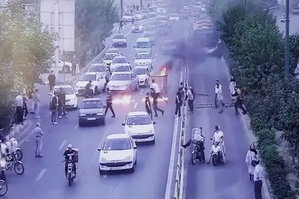 وسائل إعلام إيرانية: هجمات مسلحة على نقاط للباسيج في قم وطهران