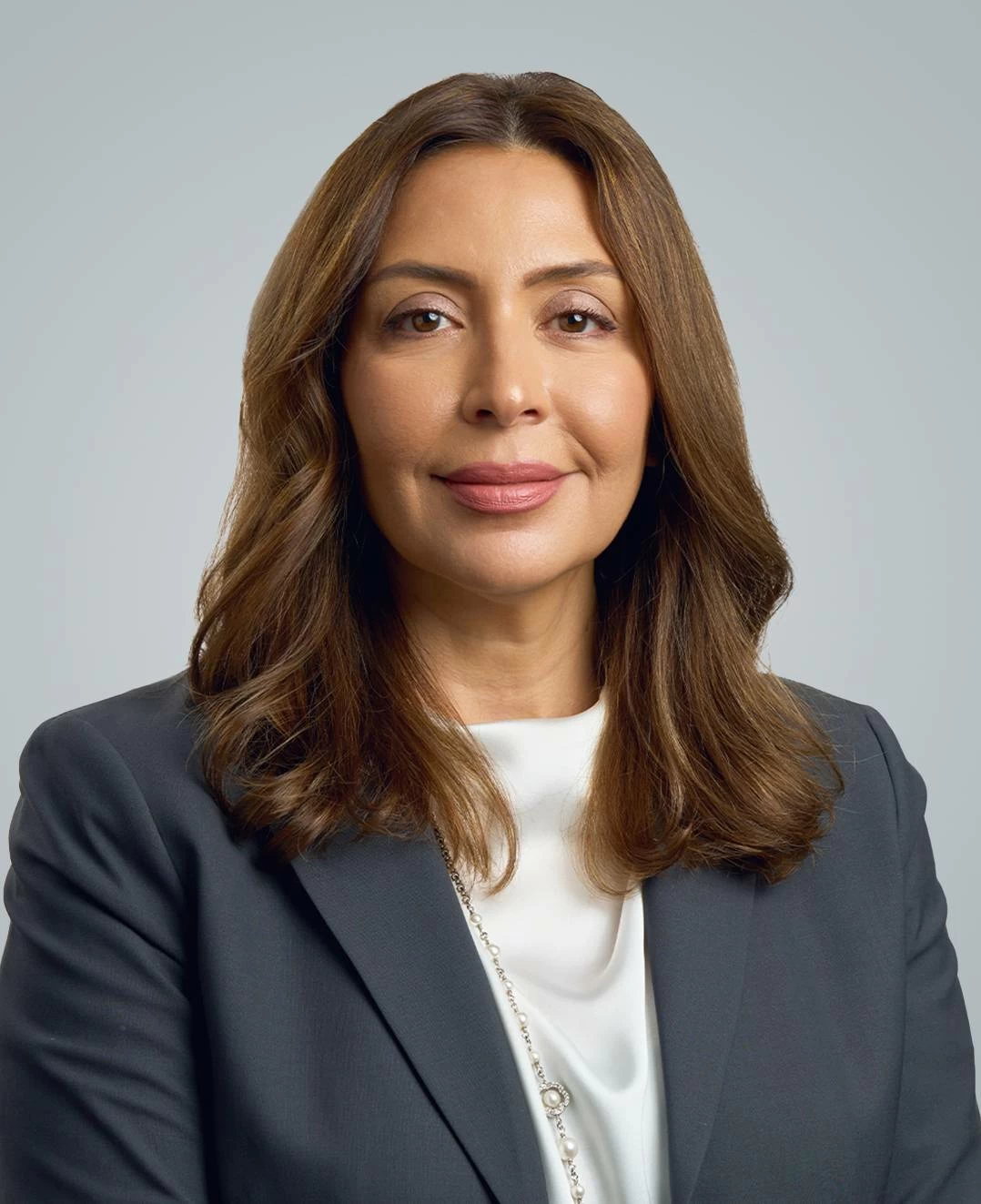 البحرين – نجلاء الشيراوي، الرئيس، وياسر الشريفي، نائب الرئيس، البحرين للتسهيلات التجارية.