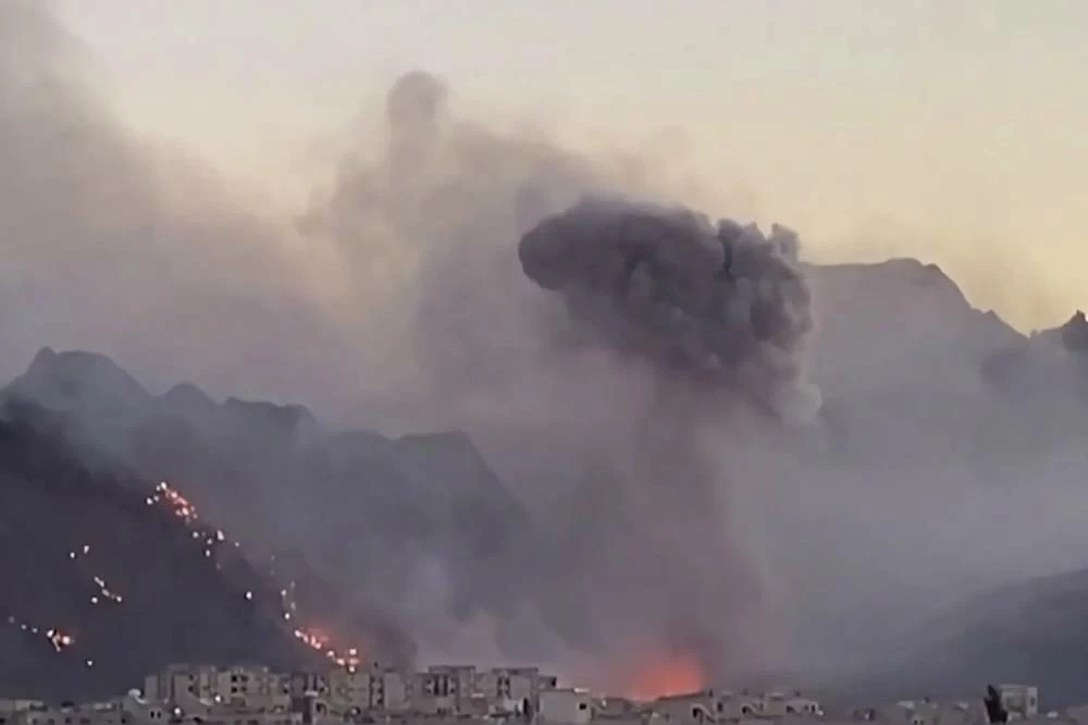 سقوط مقذوف قرب محطة بوشهر النووية واستهداف منطقة ماهشهر للبتروكيميات 