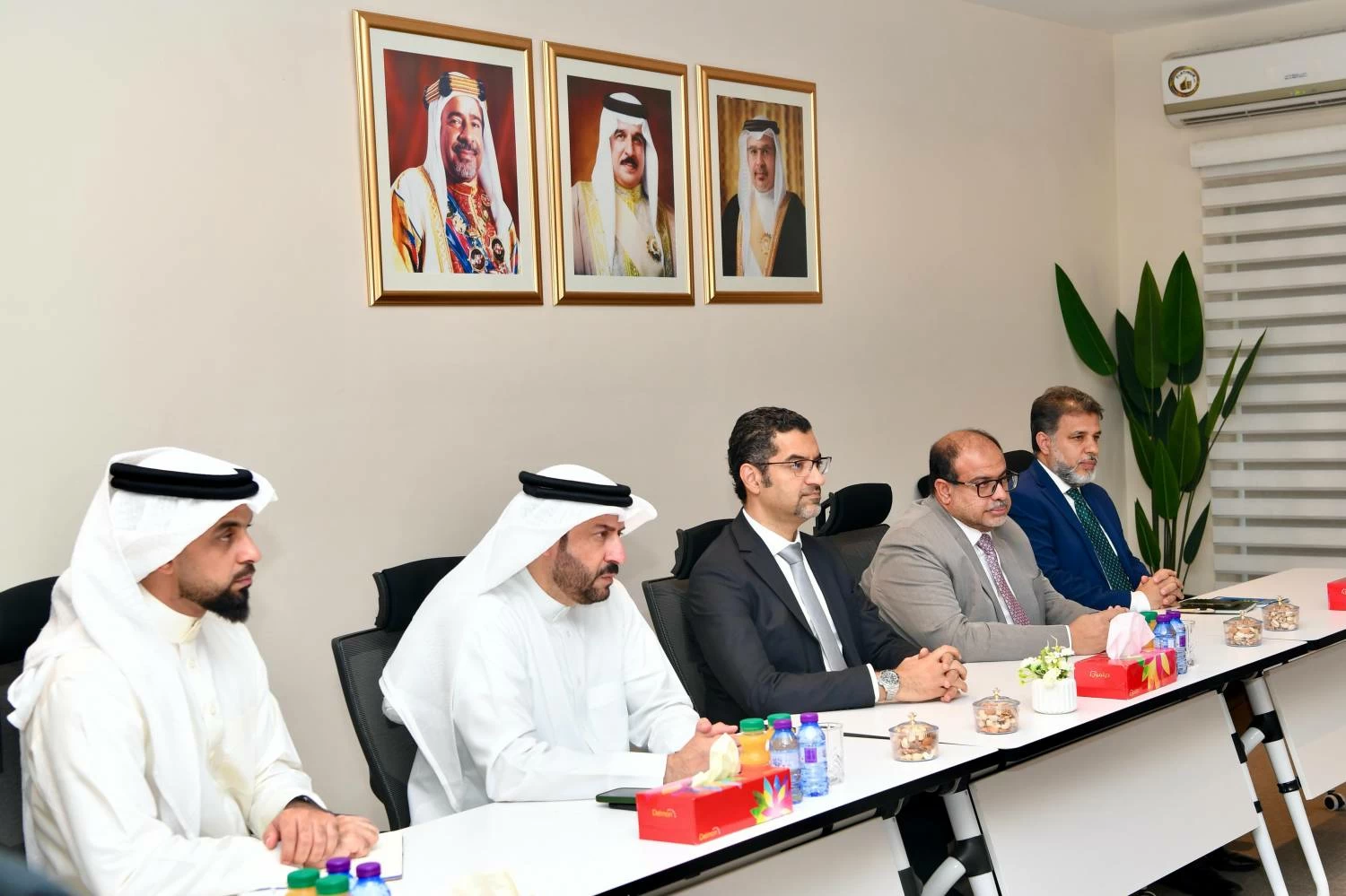 وزير شؤون البلديات والزراعة يزور شركة دلمون للدواجن ويؤكد: تنمية الإنتاج الحيواني ركيزة لتعزيز الأمن الغذائي 