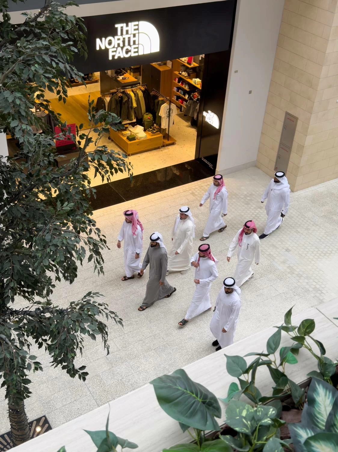 البحرين – ناصر بن حمد وخالد بن حمد يزوران “مراسي جاليريا” ويتبادلان التهاني مع المواطنين