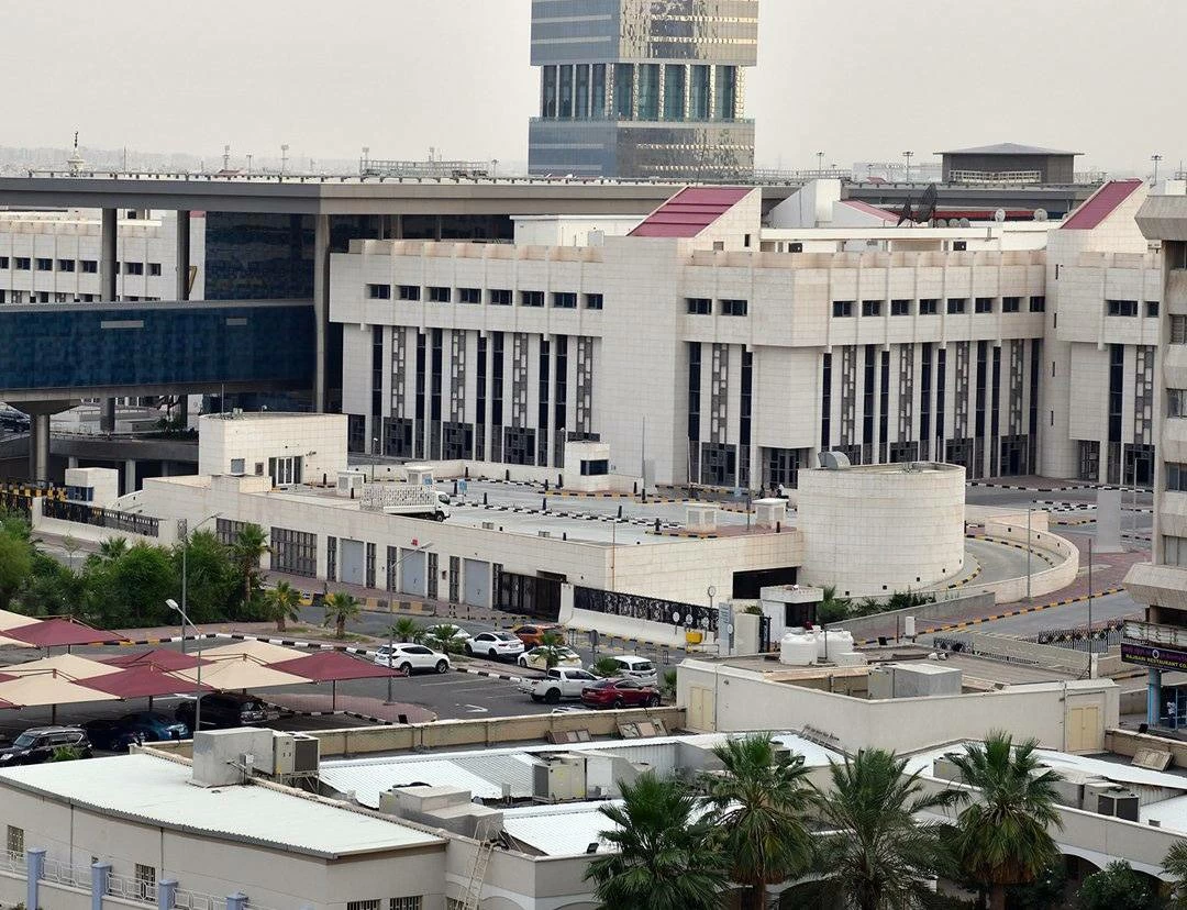 الكويت: استهداف مجمع الوزارات بمسيرة معادية جراء العدوان الإيراني الآثم 