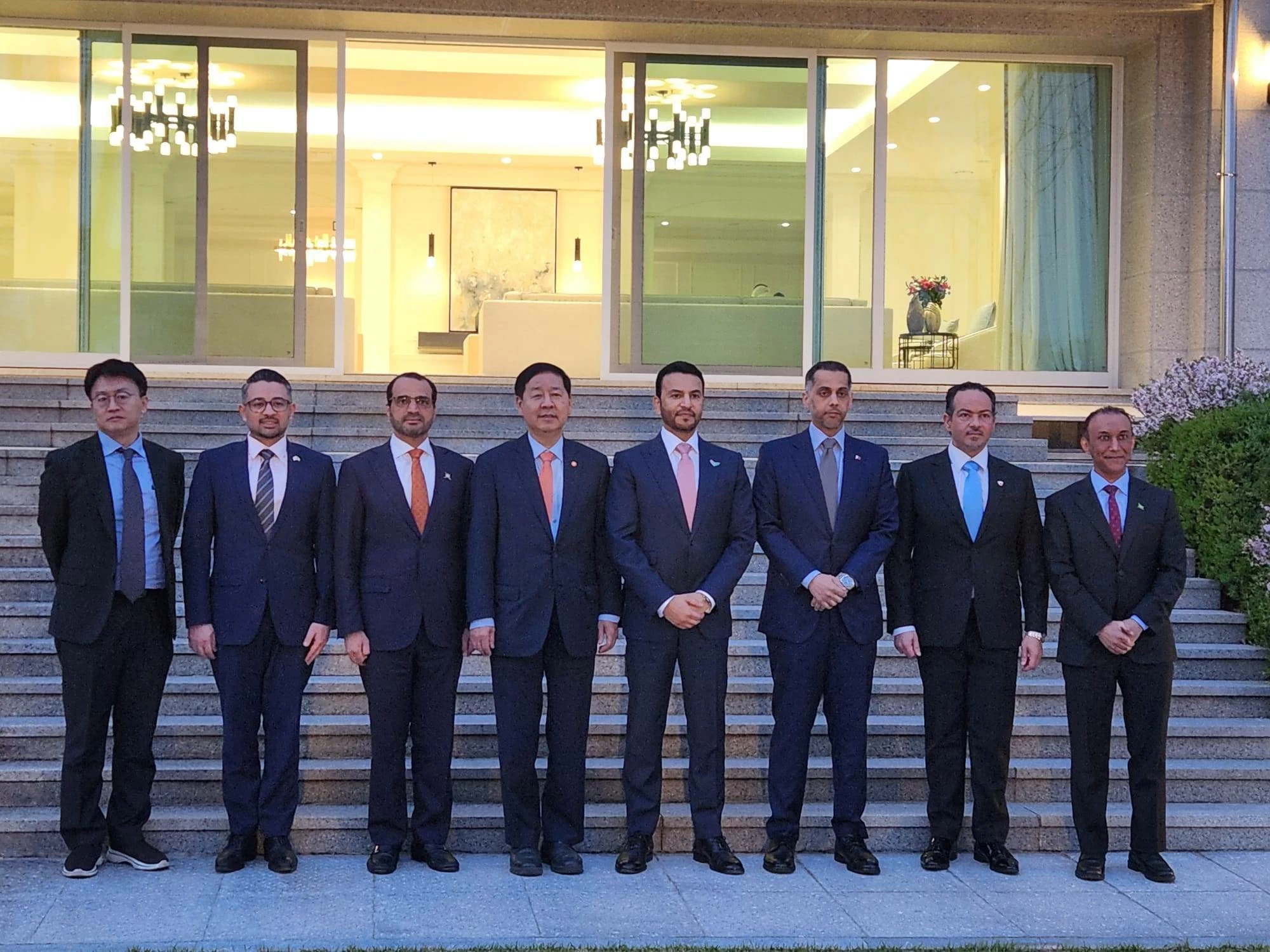 سفير البحرين في سيؤول يشارك في اجتماع سفراء دول مجلس التعاون مع نائب رئيس الوزراء وزير الاقتصاد والمالية في جمهورية كوريا 