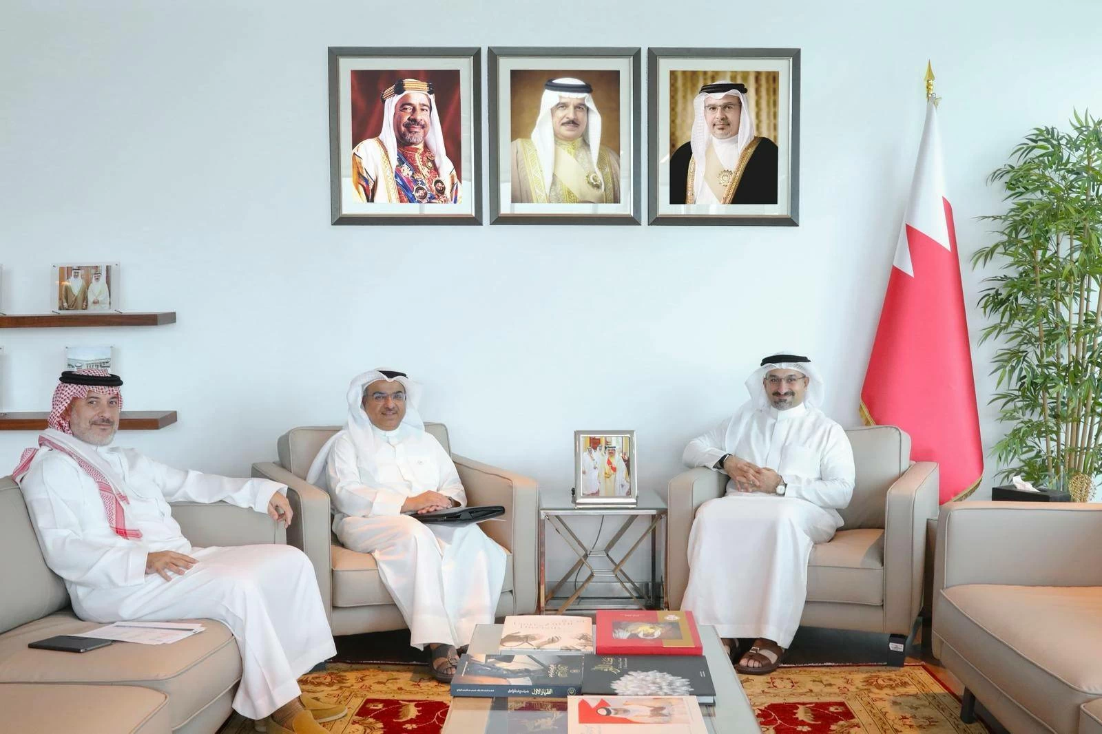 بورصة البحرين تعرض أداءها المالي لعام 2025 خلال اجتماع مع وزير الصناعة والتجارة 