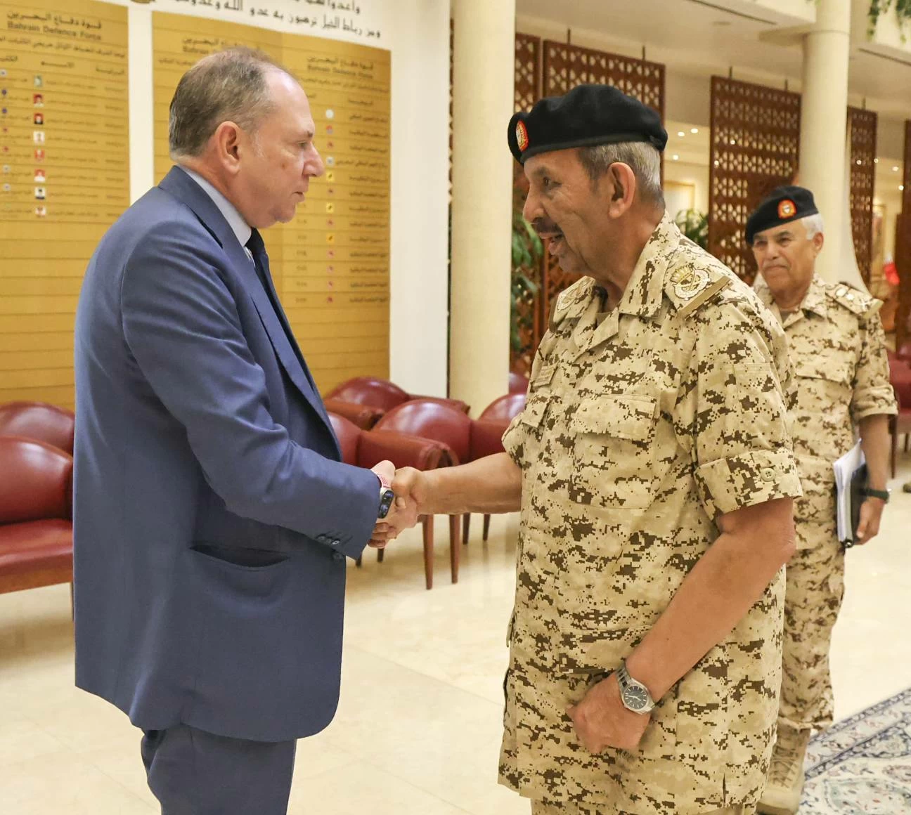 القائد العام يستقبل السفير الايطالي لدى مملكة البحرين 
