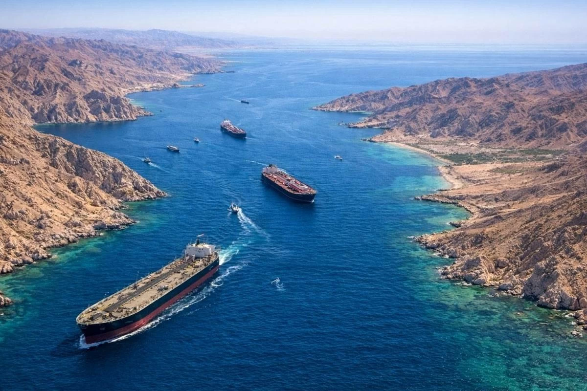 «وول ستريت جورنال» سفن بمضيق هرمز تلقت تنبيهات من البحرية الإيرانية بوجوب حصولها على إذن 