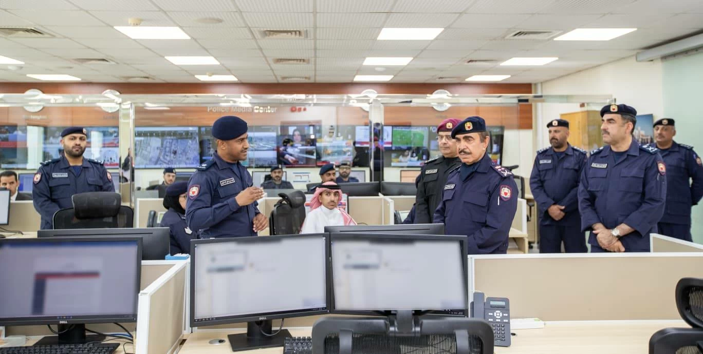 البحرين – وزير الداخلية يزور «الإسعاف الوطني» و«الإعلام الأمني» ويشيد بمستوى جاهزية وأداء الإعلام الأمني ​​الميداني