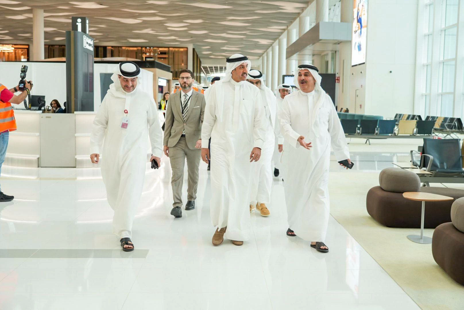 وزير المواصلات والاتصالات يشهد استئناف العمليات التشغيلية للمطار وانطلاق أولى رحلات quot;طيران الخليجquot; 