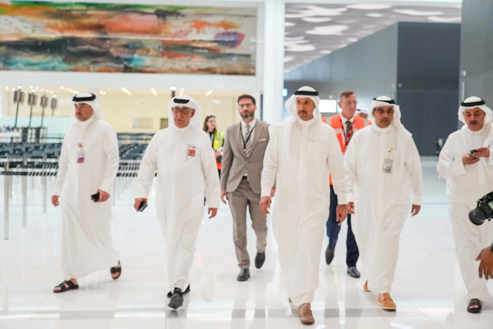 البحرين – وزير المواصلات والاتصالات يشهد استئناف عمليات المطار وانطلاق أولى رحلات طيران الخليج