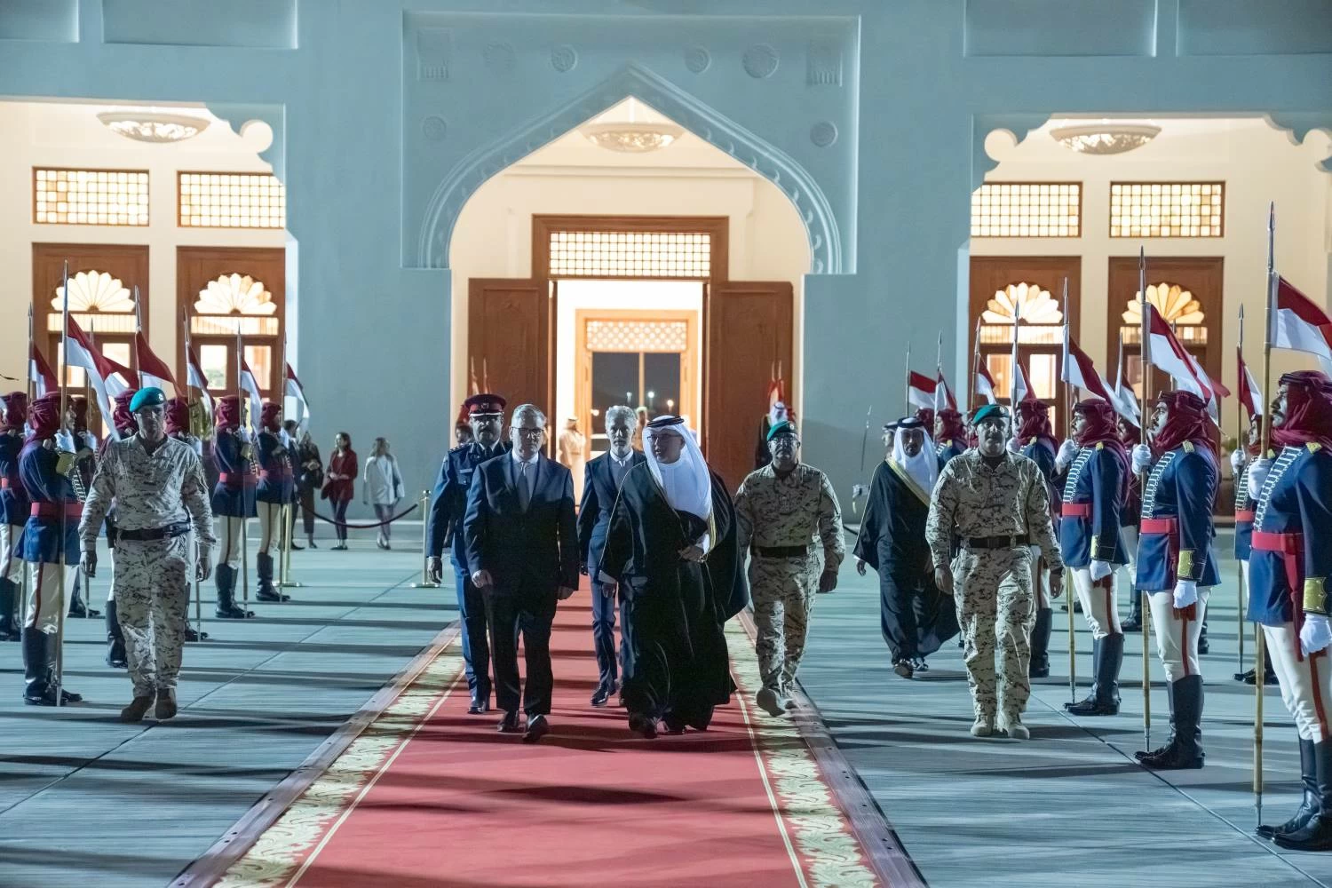 البحرين – ولي العهد رئيس مجلس الوزراء يودع رئيس وزراء المملكة المتحدة وإيرلندا الشمالية لدى مغادرته البلاد