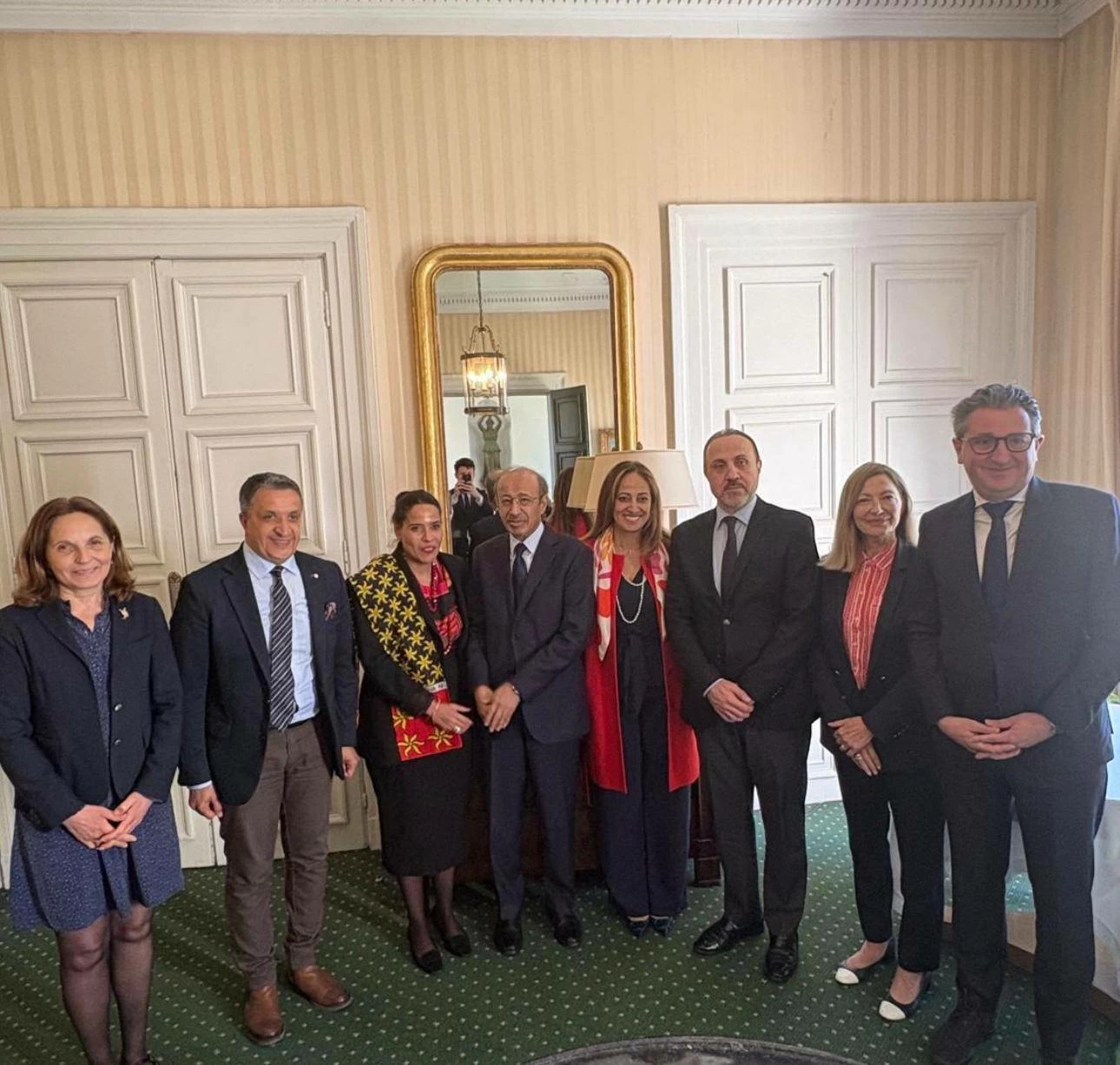 البحرين – سفير مملكة البحرين لدى فرنسا يجتمع مع عدد من الممثلين الفرنسيين