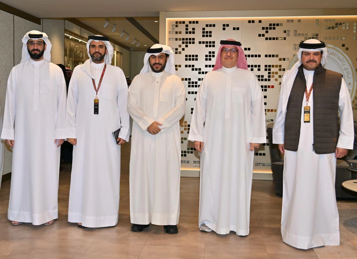 البحرين – عيسى بن سلمان يشهد سباق الخيل الـ27