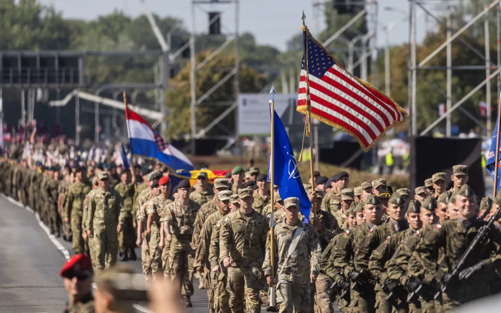 «رويترز»: ترامب يخطط لسحب بعض القوات الأمريكية من أوروبا