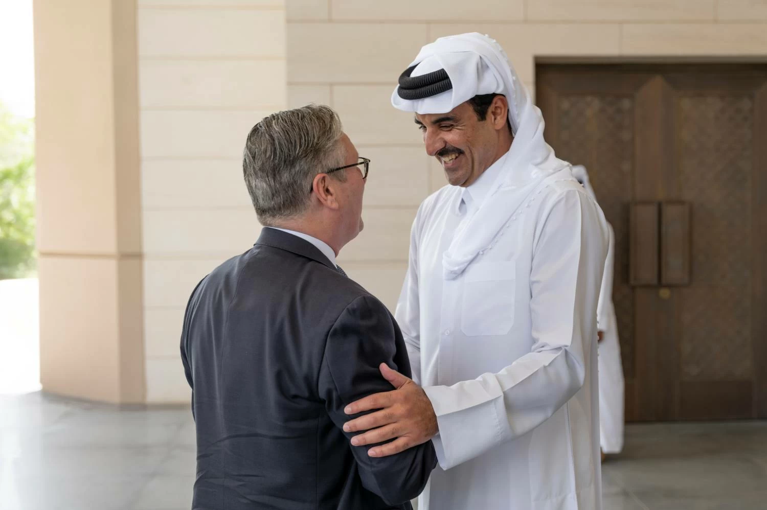 أمير دولة قطر يبحث مع رئيس الوزراء البريطاني مستجدات الأوضاع الإقليمية والدولية 