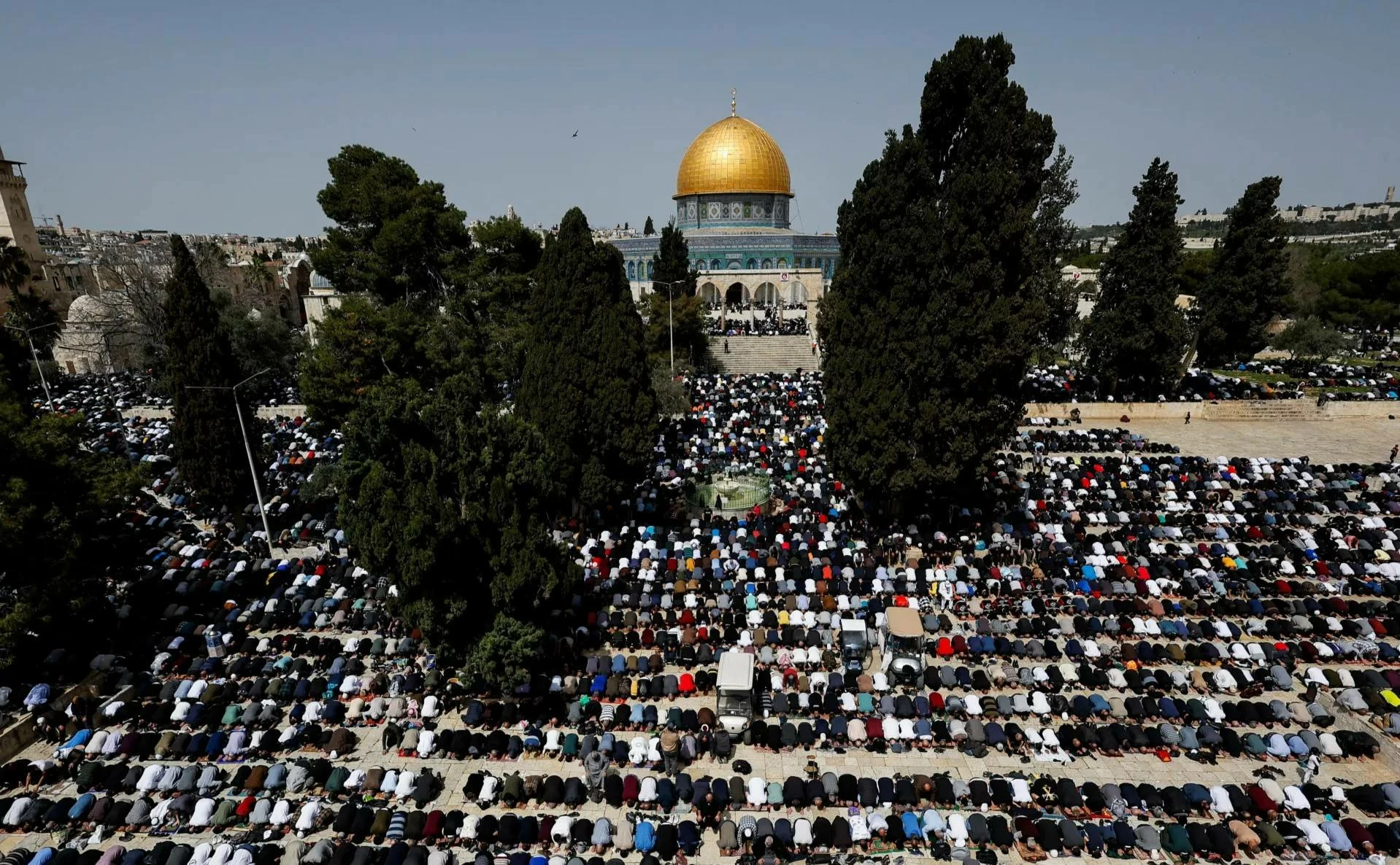 100 ألف يؤدون صلاة الجمعة في الأقصى بعد إغلاقه 40 يوماً 