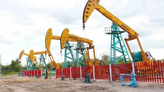 النفط يسجل أكبر خسارة أسبوعية منذ 2022 