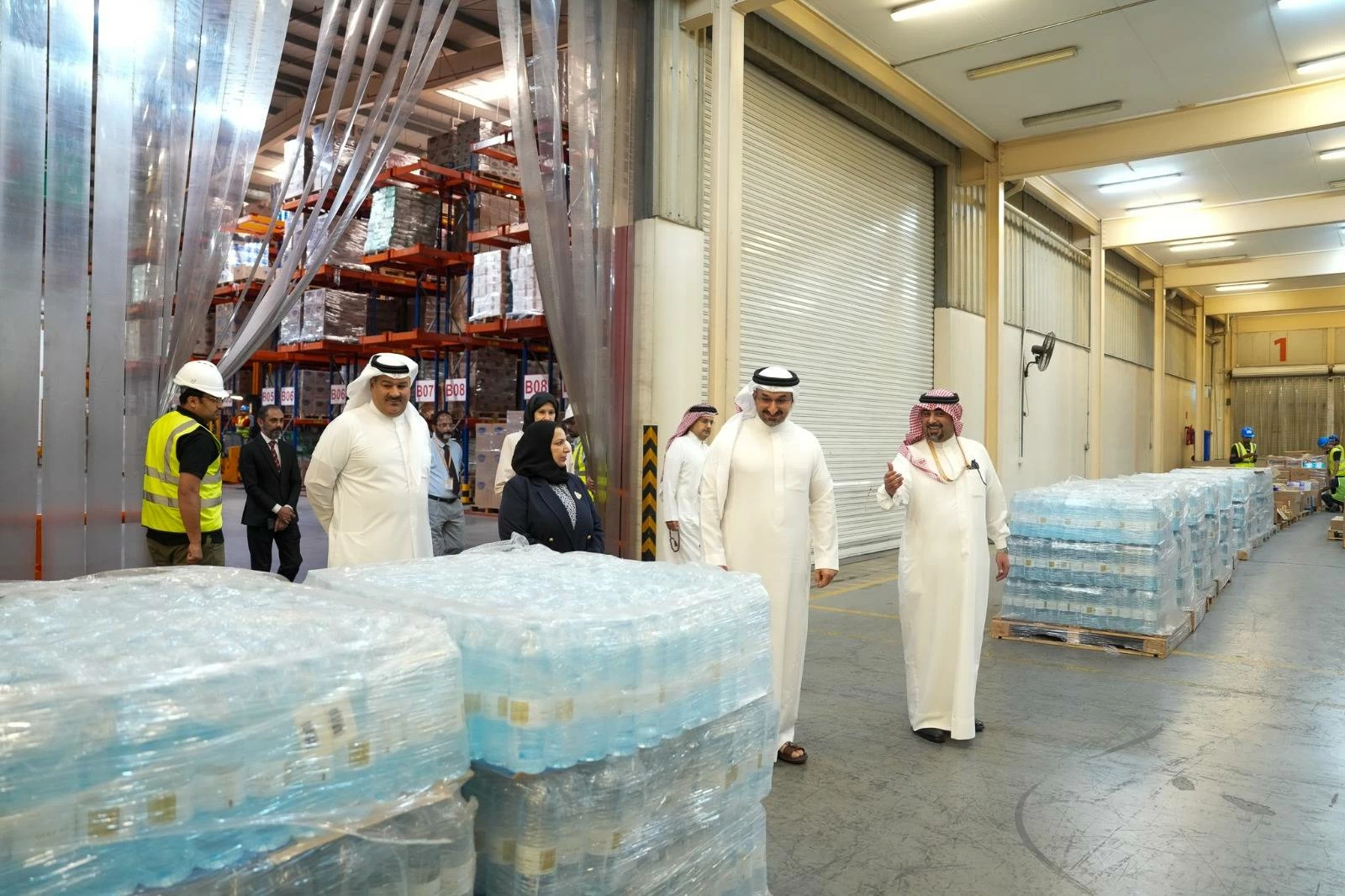 وزير الصناعة يزور عددًا من المستودعات المركزية والأسواق لتفقد سلاسل الإمداد والمخزون الغذائي 