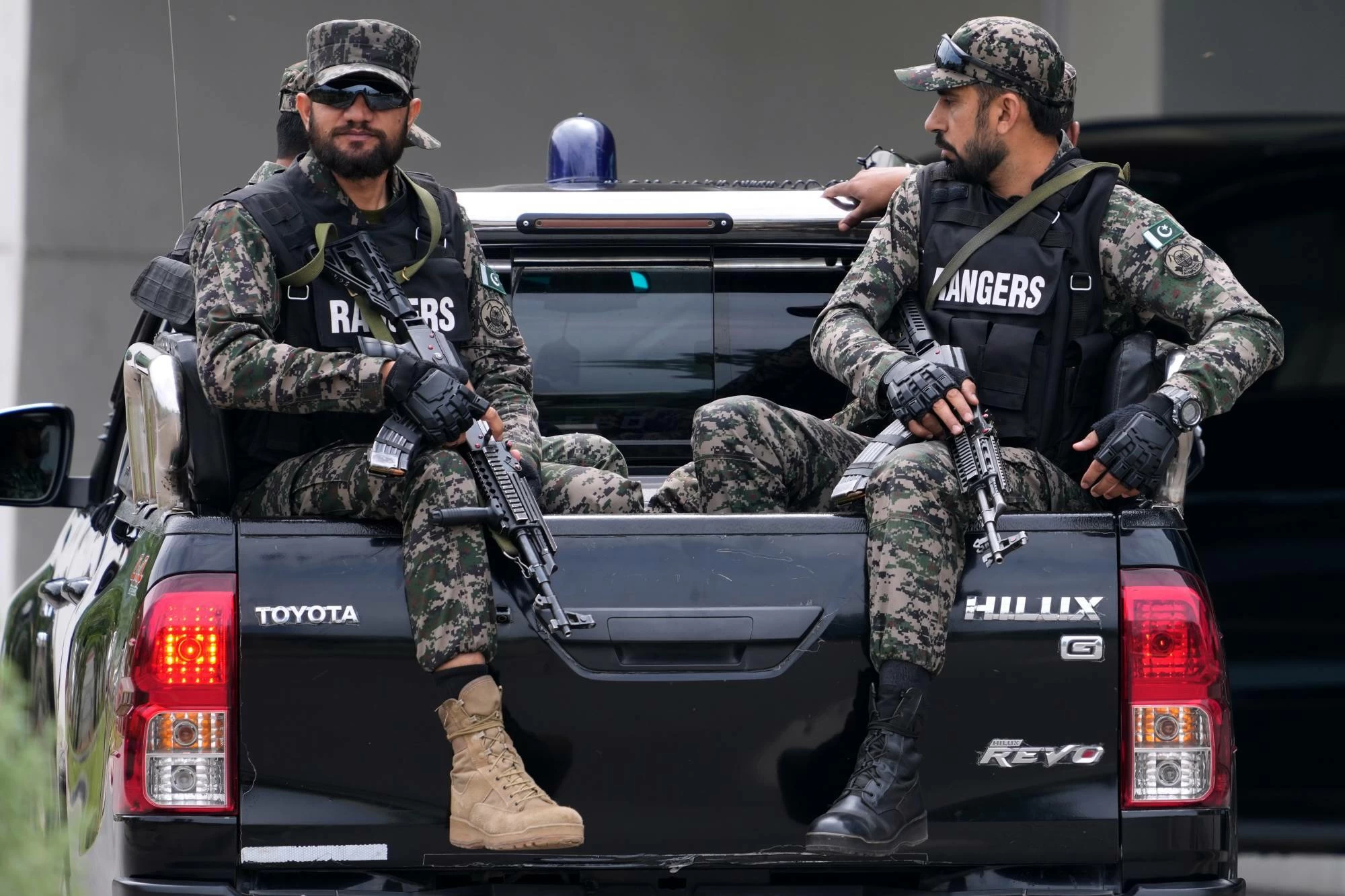 بالصور .. إغلاق «المنطقة الحمراء» في إسلام آباد لتأمين محادثات أميركية - إيرانية