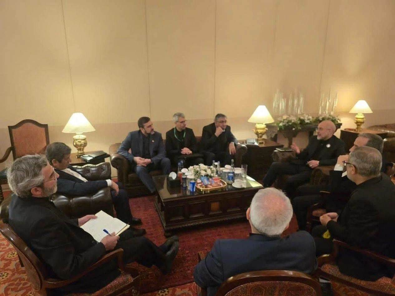 القناة 12 الإسرائيلية: فريق التفاوض الإيراني يبدي مرونة غير متوقعة في المحادثات