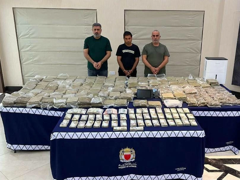 البحرين – “مكافحة المخدرات”: القبض على 3 أشخاص بعد إحباط عملية بيع مواد مخدرة قادمة من إيران