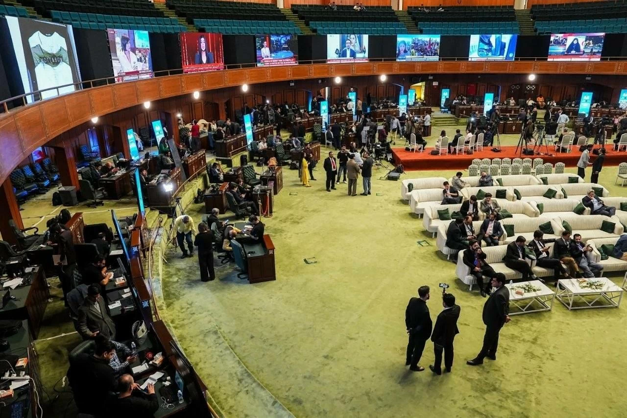 المفاوضات بين إيران والولايات المتحدة في إسلام آباد مستمرة لأكثر من 7 ساعات