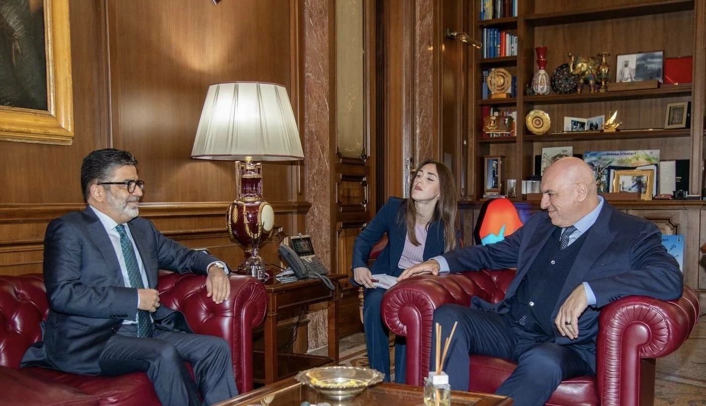 سفير البحرين لدى إيطاليا يجتمع مع وزير الدفاع الإيطالي في روما 